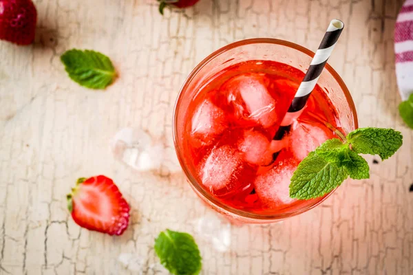 Παγωμένο Ποτό Φράουλα Χυμός Mojito Cocktail Λικέρ Φρέσκιες Φράουλες Ελαφριά — Φωτογραφία Αρχείου