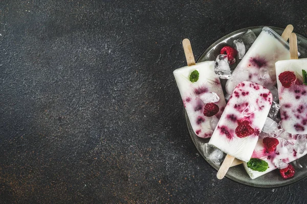 Sobremesas Doces Verão Gelados Orgânicos Caseiros Framboesa Iogurte Fundo Enferrujado — Fotografia de Stock