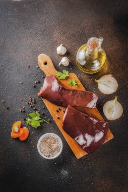 Ham sığır eti karaciğer ile baharat, ot ve sebze, karanlık paslı tablo kopya alanı Üstten Görünüm