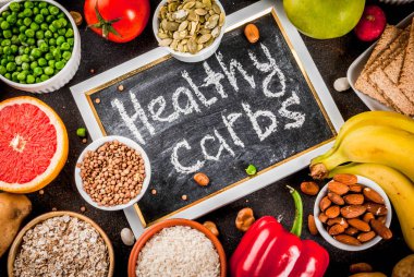 Diyet gıda arka plan kavramı, sağlıklı karbonhidratlar (karbonhidrat) ürünler - meyve, sebze, tahıllar, fındık, fasulye, koyu mavi beton arka plan Üstten Görünüm