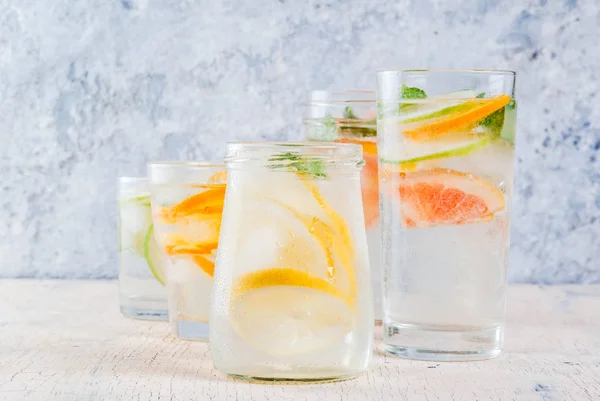 Friska Sommardrinkar Uppsättning Olika Citrus Infunderas Vatten Lemonader Och Mojitos — Stockfoto