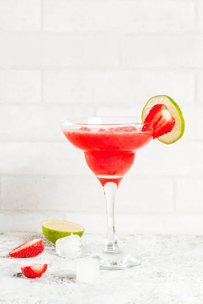 Koude Aardbei Margarita Cocktail Met Ijs Limoen Verse Bessen Margarita — Stockfoto