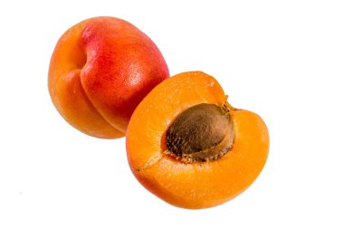 Kayısı, bütün ve yarıya, beyaz arka plan üzerinde izole