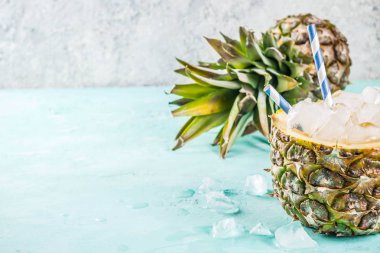 Yaz ferahlık içmek kavramı, tropikal ananas kokteyli veya buz, açık mavi beton renkli kopya alanı ile ananas suyu