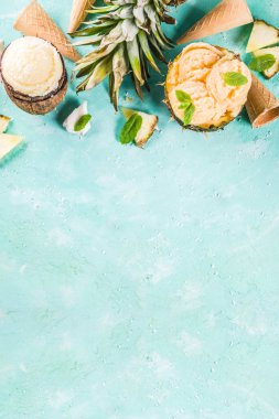 Yaz tatil tatil kavramı, ananas, greyfurt ve Hindistan cevizi çeşitli tropikal dondurma sorbets, donmuş suları ayarla, mavi beton arka plan kopya alanı ışık