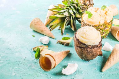 Yaz tatil tatil kavramı, ananas, greyfurt ve Hindistan cevizi çeşitli tropikal dondurma sorbets, donmuş suları ayarla, mavi beton arka plan kopya alanı ışık