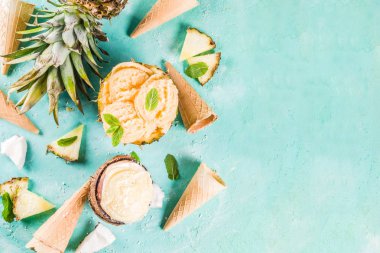 Yaz tatil tatil kavramı, ananas, greyfurt ve Hindistan cevizi çeşitli tropikal dondurma sorbets, donmuş suları ayarla, mavi beton arka plan kopya alanı ışık