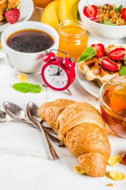 Sağlıklı kahvaltı yemek kavramı, çeşitli sabah gıda - gözleme, gözleme, kruvasan yulaf ezmesi sandviç ve granola yoğurt, meyve, meyveler, kahve, çay, portakal suyu, beyaz arka plan