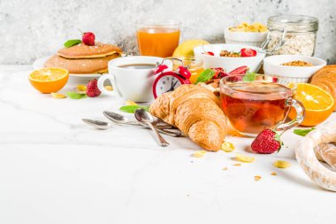 Sağlıklı kahvaltı yemek kavramı, çeşitli sabah gıda - gözleme, gözleme, kruvasan yulaf ezmesi sandviç ve granola yoğurt, meyve, meyveler, kahve, çay, portakal suyu, beyaz arka plan