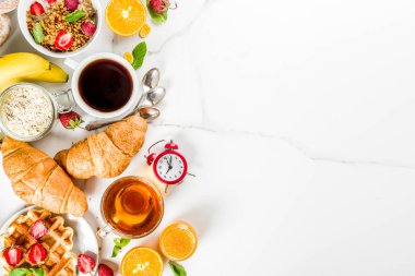 Sağlıklı kahvaltı yemek kavramı, çeşitli sabah gıda - gözleme, gözleme, kruvasan yulaf ezmesi sandviç ve granola yoğurt, meyve, meyveler, kahve, çay, portakal suyu, beyaz arka plan