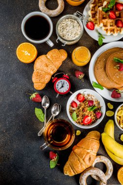 Sağlıklı kahvaltı yemek kavramı, çeşitli sabah gıda - gözleme, gözleme, kruvasan yulaf ezmesi sandviç ve granola yoğurt, meyve, meyveler, kahve, çay, portakal suyu, paslı koyu arka plan