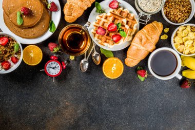 Sağlıklı kahvaltı yemek kavramı, çeşitli sabah gıda - gözleme, gözleme, kruvasan yulaf ezmesi sandviç ve granola yoğurt, meyve, meyveler, kahve, çay, portakal suyu, paslı koyu arka plan