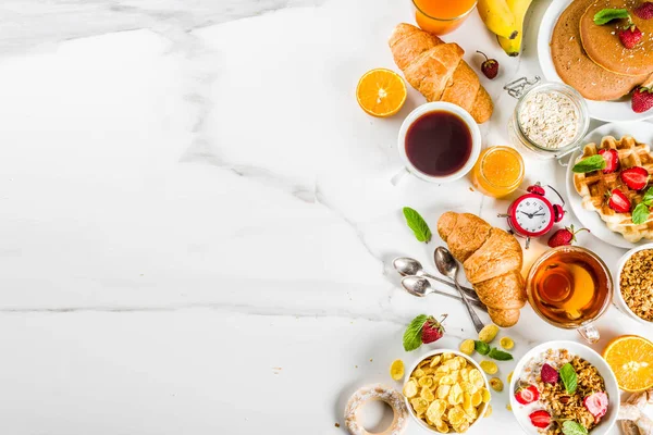 Gesundes Frühstückskonzept Verschiedene Speisen Morgen Pfannkuchen Waffeln Croissant Haferflocken Sandwich — Stockfoto