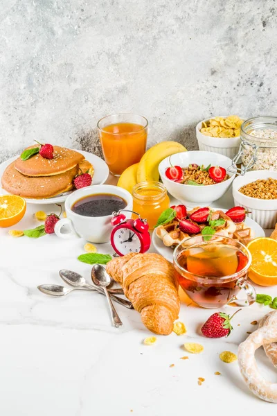 Hälsosam Frukost Äter Koncept Olika Morgon Mat Pannkakor Våfflor Croissant — Stockfoto
