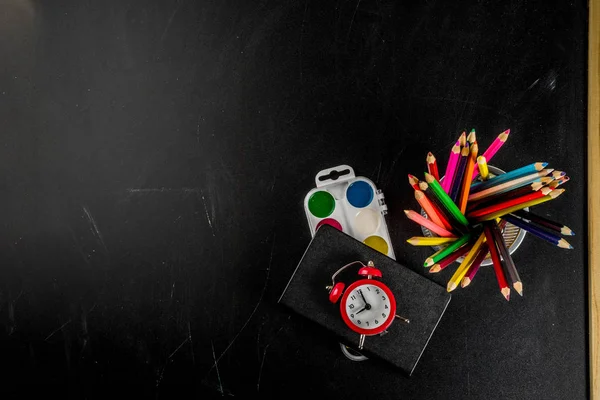 Voltar Conceito Escola Com Livros Despertador Lápis Cor Fundo Quadro — Fotografia de Stock