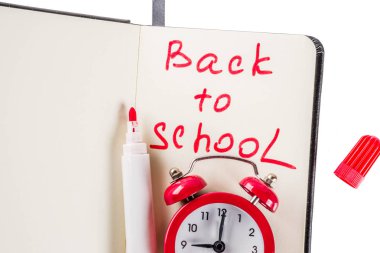 Kitaplar, çalar saat, renkli kalemler, beyaz arka plan üzerinde izole okul kavramı geri