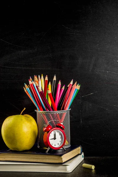 Voltar Conceito Escola Com Livros Despertador Lápis Cor Fundo Quadro — Fotografia de Stock