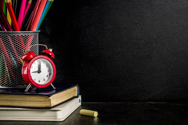 Voltar Conceito Escola Com Livros Despertador Lápis Cor Fundo Quadro — Fotografia de Stock