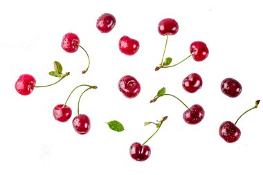 Ham taze kiraz basit desen beyaz arka plan üzerinde izole su damla,