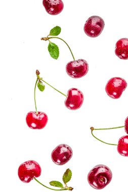 Ham taze kiraz basit desen beyaz arka plan üzerinde izole su damla,