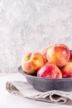Kase üzerinde gri beton arka plan kopya alanı ham Taze şeftali