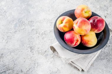 Kase üzerinde gri beton arka plan kopya alanı ham Taze şeftali