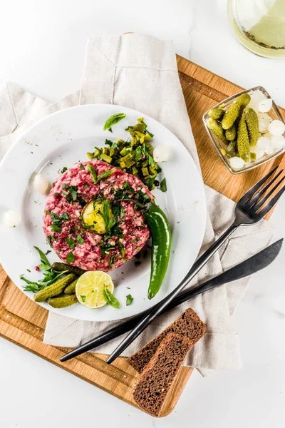 Cocina Francesa Tártaro Carne Res Con Yema Huevo Codorniz Cruda — Foto de Stock