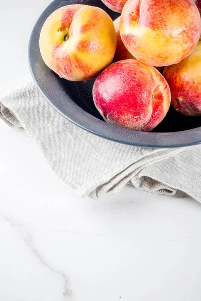 Raw Fresh Peaches Bowl Grey Concrete Background Copy Space — Stock Photo, Image