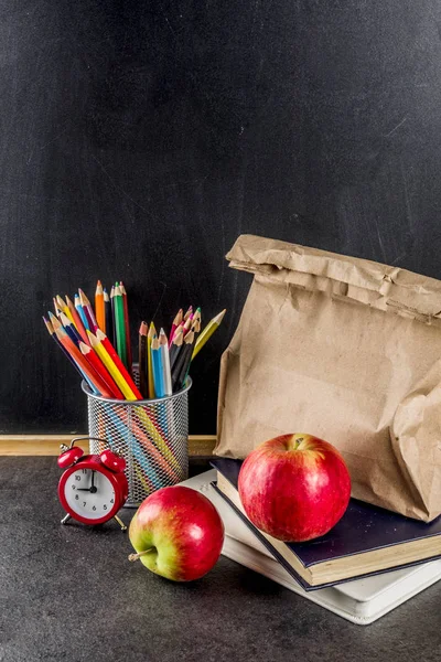 Conceito Comida Escolar Saudável Saco Papel Com Almoço Maçã Sanduíche — Fotografia de Stock