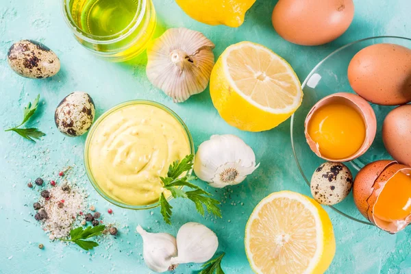 レモン オリーブ オイル スパイス ハーブ 明るい青の背景コピー スペース上記の食材と自家製マヨネーズ — ストック写真