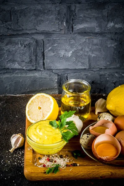 Домашний Майонезный Соус Ингредиентами Лимон Яйца Оливковое Масло Специи Травы — стоковое фото