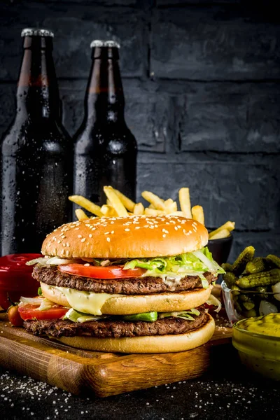 Verschiedene Partyspeisen Hamburger Pommes Frites Kartoffelchips Eingelegte Gurken Zwiebeln Tomaten — Stockfoto