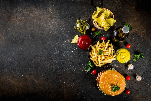 Különböző Fél Élelmiszer Hamburger Sült Krumpli Burgonya Chips Ecetes Uborka — Stock Fotó