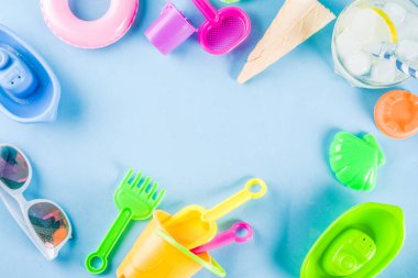 Yaz tatil kavramı ile plastik beach çocuklar oyuncak - kepçe, kepçe, Komisyon, kalıpları tekne, lifebuoy oyuncaklar alan mavi arka plan kopyalayın.