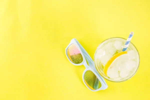 Sommerurlaub Konzept Hintergrund Sonnenbrille Eisgetränk Limonade Mojito Gelber Hintergrund Kopierraum — Stockfoto