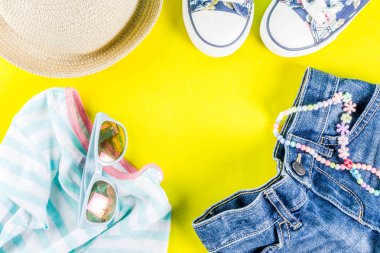 Yaz tatil kavramı, yaz çocuk bezi seti - çocuklar şort, tişört, şapka, güneş gözlüğü, bilezik kolye, spor ayakkabıları, parlak sarı arka plan düz yatıyordu kopya alanı üstüne