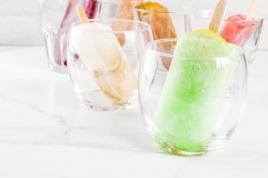 Yaz parti gıda fikirler, ayyaş alkol kokteyller çubuklu dondurmayı - dondurulmuş Prosecco, votka limon mojito, şampanya, Bellini, Margarita, Negroni vb beyaz mermer tablo kopya alanı