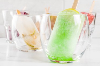 Yaz parti gıda fikirler, ayyaş alkol kokteyller çubuklu dondurmayı - dondurulmuş Prosecco, votka limon mojito, şampanya, Bellini, Margarita, Negroni vb beyaz mermer tablo kopya alanı