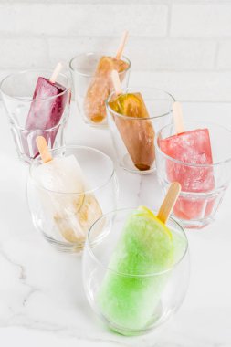 Yaz parti gıda fikirler, ayyaş alkol kokteyller çubuklu dondurmayı - dondurulmuş Prosecco, votka limon mojito, şampanya, Bellini, Margarita, Negroni vb beyaz mermer tablo kopya alanı