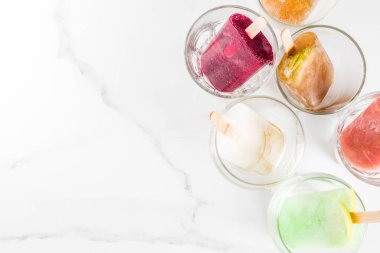 Yaz parti gıda fikirler, ayyaş alkol kokteyller çubuklu dondurmayı - dondurulmuş Prosecco, votka limon mojito, şampanya, Bellini, Margarita, Negroni vb beyaz mermer tablo kopya alanı