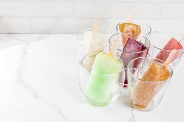 Yaz parti gıda fikirler, ayyaş alkol kokteyller çubuklu dondurmayı - dondurulmuş Prosecco, votka limon mojito, şampanya, Bellini, Margarita, Negroni vb beyaz mermer tablo kopya alanı