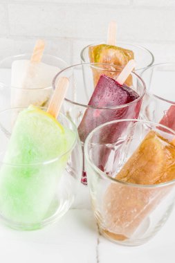 Yaz parti gıda fikirler, ayyaş alkol kokteyller çubuklu dondurmayı - dondurulmuş Prosecco, votka limon mojito, şampanya, Bellini, Margarita, Negroni vb beyaz mermer tablo kopya alanı