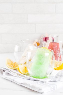 Yaz parti gıda fikirler, ayyaş alkol kokteyller çubuklu dondurmayı - dondurulmuş Prosecco, votka limon mojito, şampanya, Bellini, Margarita, Negroni vb beyaz mermer tablo kopya alanı