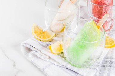 Yaz parti gıda fikirler, ayyaş alkol kokteyller çubuklu dondurmayı - dondurulmuş Prosecco, votka limon mojito, şampanya, Bellini, Margarita, Negroni vb beyaz mermer tablo kopya alanı