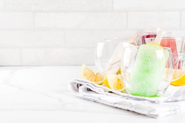 Yaz parti gıda fikirler, ayyaş alkol kokteyller çubuklu dondurmayı - dondurulmuş Prosecco, votka limon mojito, şampanya, Bellini, Margarita, Negroni vb beyaz mermer tablo kopya alanı