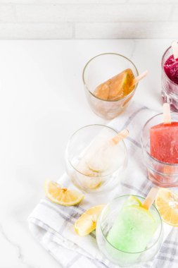 Yaz parti gıda fikirler, ayyaş alkol kokteyller çubuklu dondurmayı - dondurulmuş Prosecco, votka limon mojito, şampanya, Bellini, Margarita, Negroni vb beyaz mermer tablo kopya alanı