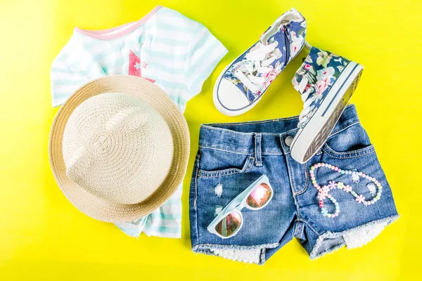 Conceito Férias Verão Conjunto Pano Criança Verão Shorts Para Crianças — Fotografia de Stock