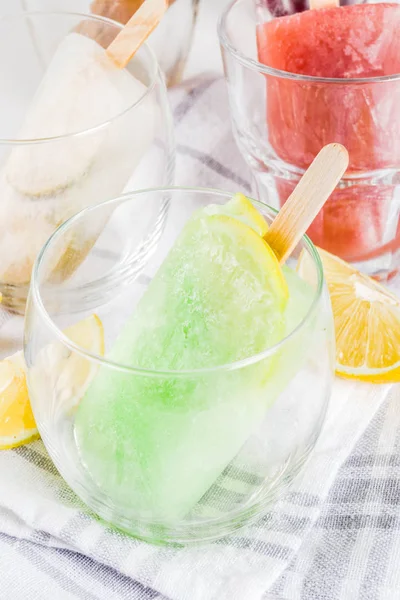 Yaz parti gıda fikirler, ayyaş alkol kokteyller çubuklu dondurmayı - dondurulmuş Prosecco, votka limon mojito, şampanya, Bellini, Margarita, Negroni vb beyaz mermer tablo kopya alanı