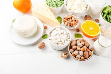 Sağlıklı gıda kavramı. Kalsiyum - süt ve vegan Ca ürünleri, beyaz mermer zemin kopya alanı zengin besin kümesi