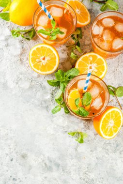 Soğuk Yaz içeceği. buzlu çay limon ve nane, gri taş zemin üzerine. Alan üst görünüm Kopyala